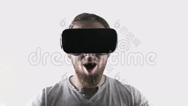 情绪微笑快乐的男人戴着虚拟现实眼镜。虚拟现实耳机。