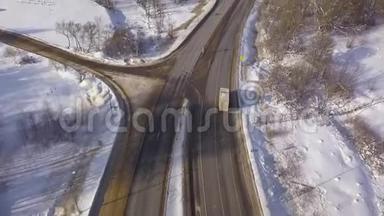 汽车和<strong>货运卡车</strong>从上面的飞行无人机在冬季公路上行驶。 雪道上的空中观景车交通
