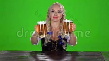 巴伐利亚女孩端上桌子，<strong>两杯啤酒</strong>，竖起大拇指。 绿色屏幕。 慢动作