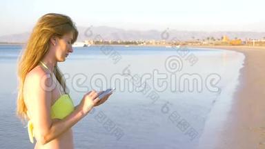 海边的女孩在电话里写了一条信息。 高清高清