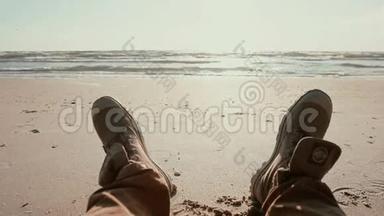 沙滩上一个人在沙滩上享受水景的<strong>近景</strong>