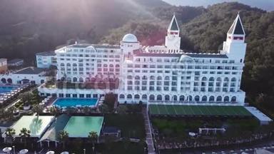 豪华<strong>酒店</strong>的热带海滩游泳池的顶部景观。 录像。 海滩上豪华<strong>酒店</strong>的俯视图