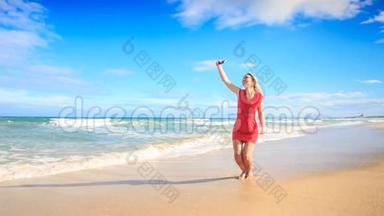 沙滩上的金发女孩跳跃让<strong>赤足</strong>的自拍