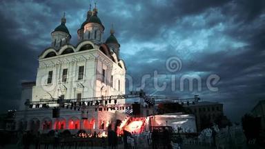 晚上在俄罗斯教堂附近举行音乐会，光线充足，有<strong>管弦乐</strong>队和绘图