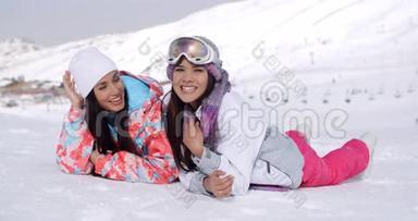 在<strong>滑雪</strong>场上躺着<strong>的</strong>一对双胞胎