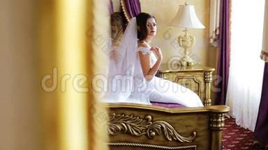 美丽的新娘，很快就会成为妻子，在床上<strong>设定</strong>一个花哨的协议。