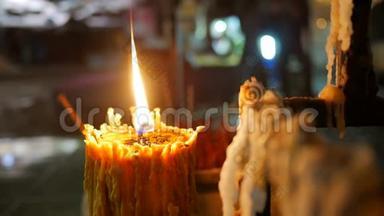 在一个佛寺烧蜡烛HD慢速运动。 泰国范恩加。