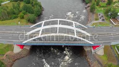 拱桥与汽车<strong>横渡</strong>河的空中视频