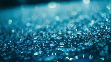 雨后<strong>水滴</strong>在玻璃上。 蓝色玻璃上的<strong>水滴</strong>