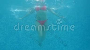 女人在<strong>水下</strong>，一个大乳房漂浮在<strong>水下</strong>的女人。 <strong>水下</strong>摄影。 4k，慢动作