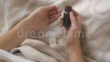 躺在床上的年轻病妇特写镜头，从瓶子里倒出药丸