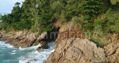 普吉岛的海景和岩石上漏水的管道