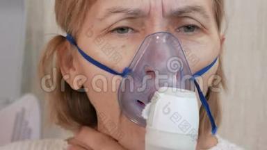 一位在家拿着吸入器面罩的高级妇女。 通过雾化器治疗气道炎症。 预防哮喘