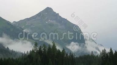 云景中的高灰岩山峰。 欧洲阿尔卑斯山。