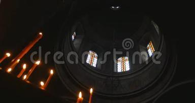 教堂的蜡烛，背景是窗户