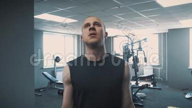健身房里的哑铃-肌肉训练。 那个人在健身房举起哑铃。 <strong>翻滚</strong>的大个子用哑铃训练