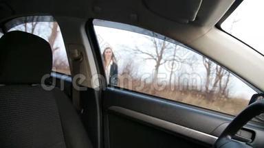 优雅的女人在车里系安全带