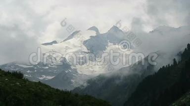 奥地利蒂罗尔州欧洲阿尔卑斯山的云景。 陶恩山脉。 格洛斯水库。