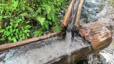 欧洲阿尔卑斯山树干的喷泉。 水流。