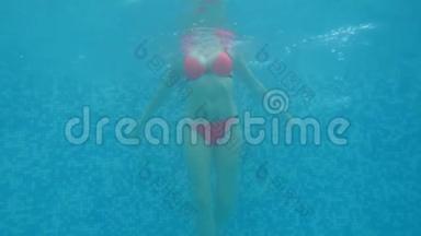 女人在水下，一个大乳房漂浮在水下的女人。 水下摄影。 4k，慢动作