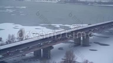 桥上有汽车和火车的俯视图。