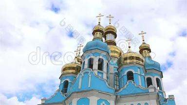东正教寺庙，寺庙上方的云彩，金色的圆顶，时间流逝，外观，从下面看，蓝色的寺庙，蓝色的教堂