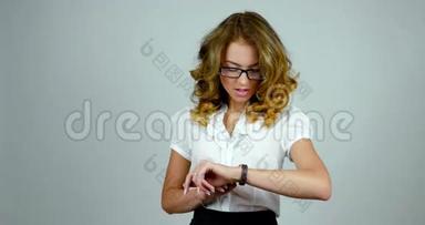 年轻迷人的女人出现了，看着她的手表，看着手机，然后走开了。