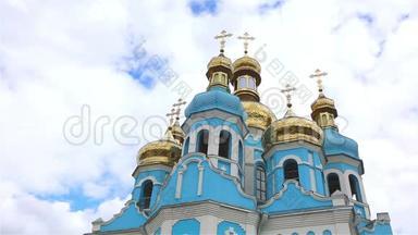 东正教寺庙，寺庙上方的<strong>云彩</strong>，<strong>金色</strong>的圆顶，时间流逝，外观，从下面看，蓝色的寺庙，蓝色的教堂