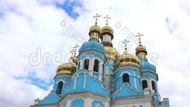 东正教寺庙，寺庙上方的云彩，金色的圆顶，时间流逝，外观，从下面看，蓝色的寺庙，蓝色的教堂