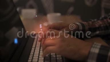 人在笔记本电脑键盘上打字，增强现实，全息图字母.. 图形绘制。 编码、软件和