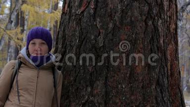 一个女孩的肖像靠近一棵大<strong>古树</strong>，落叶松