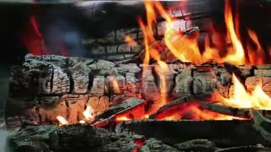 很好的看法，燃烧的火焰与火花和红色火焰近距离观看。 壁炉中燃烧的木材