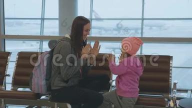 可爱的妈妈和可爱的小女儿<strong>在机场</strong>慢动作玩得很开心。