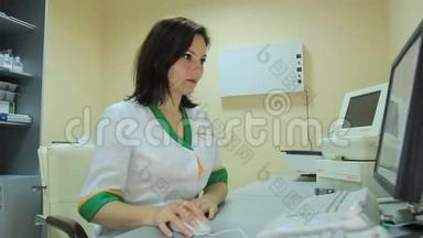 一位女医生坐在核磁共振扫描仪前看结果