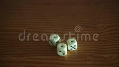 特写手掷骰子，得到三个相同的数字