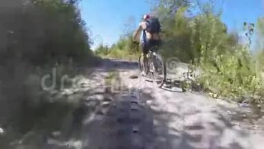 男人在树林里骑自行车