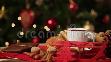 一杯热茶在圣诞树后面。
