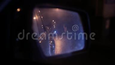 湿车后视镜.. 夜间城市交通
