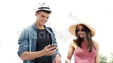 情侣用手机，暑假旅游