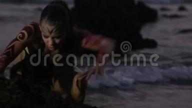 女演员在水中跳杂技表演