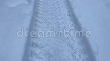 相机移动并拍摄下一辆车轮胎留在雪地上。