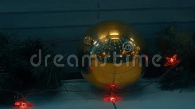 圣诞装饰-球、游击队和松枝
