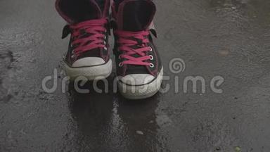 女足穿着运动鞋，在潮湿的沥青上移动和摆姿势。