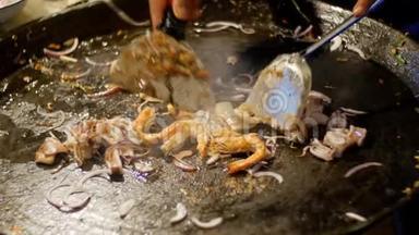 亚洲街的食物。 海鲜虾，<strong>鱿鱼</strong>，八达通烹饪大炒锅。 泰国。