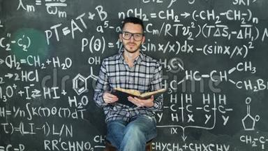 年轻科学家读化学和数学<strong>方程</strong>式的书