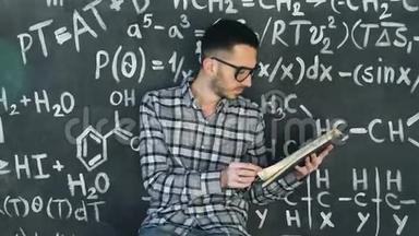 年轻科学家读化学和<strong>数学方程式</strong>的书