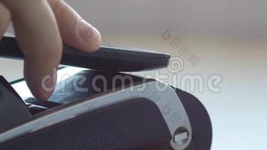 采用NFC技术的POS<strong>终端</strong>用户用手机支付的手