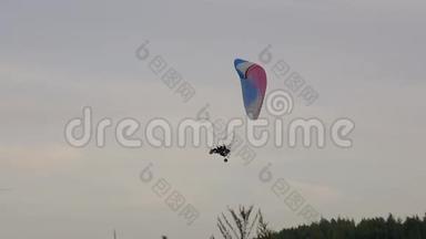 滑翔伞低空飞行.