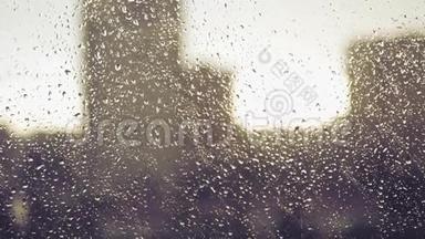 在城市的房屋背景和日落的玻璃上滴下的雨。 4K，3840x2160。 高清高清
