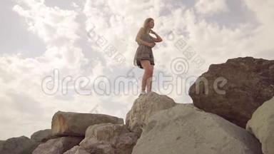 女孩走在<strong>山顶</strong>上，平衡在一个狭窄的<strong>山顶</strong>上，手里拿着一部手机